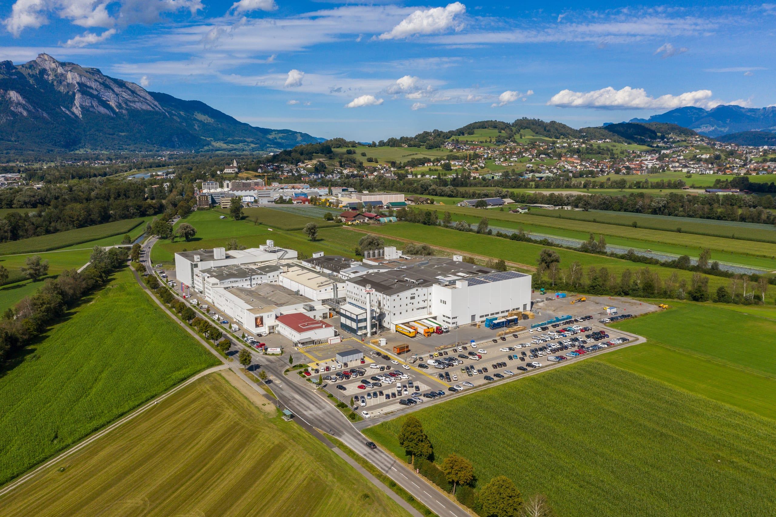 Luftbild des Ospelt-Werks in Bendern, Liechtenstein — Produktionsstandort von Zakee's.