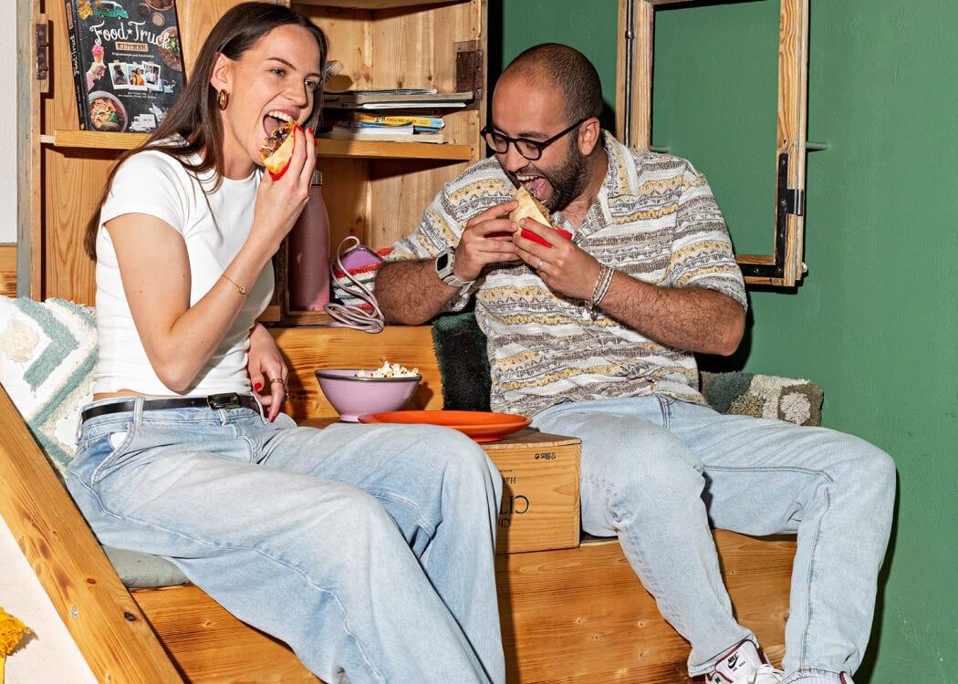 Zwei Personen geniessen Zakee's Döner für zu Hause — schnell zubereitet aus dem Ofen oder Airfryer.