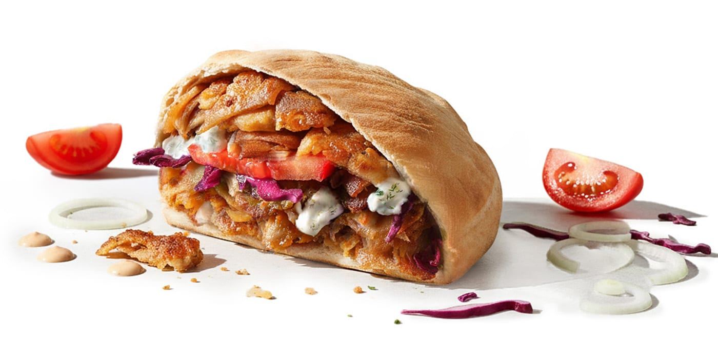 Kebab Zakee's dans du pain pita avec viande, légumes et sauce — cuit à la maison.